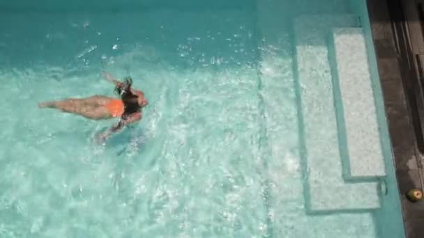 Κολύμπι σε ανοιχτή πισίνα το καλοκαίρι — Αρχείο Βίντεο