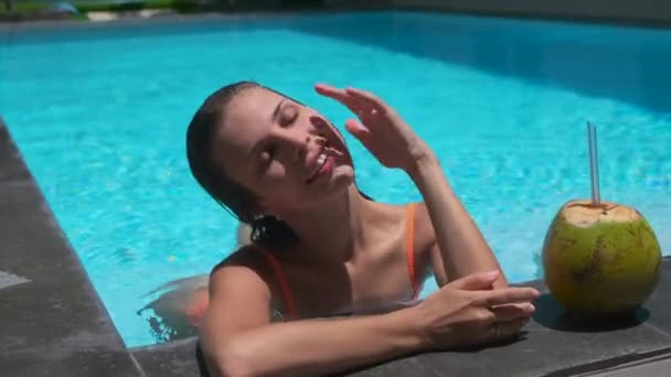 So entspannt und glücklich, Sommerhitze zu spüren — Stockvideo