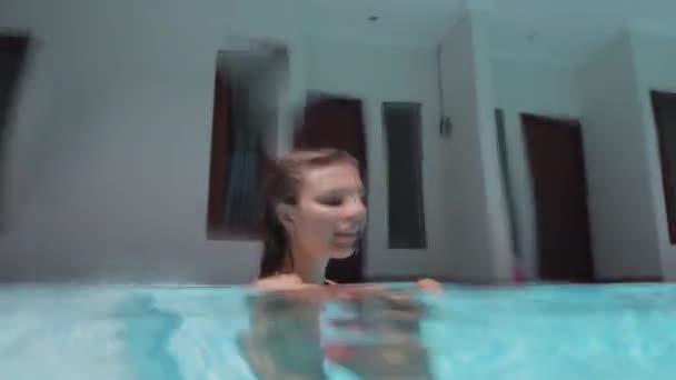 Femme est tourbillonnant dans la piscine en plein air — Video