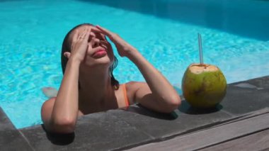 Tatil köyünde yaz tatili, yüzme havuzunda kadın