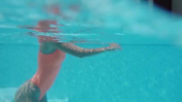 Badflicka i poolen, undervattensutsikt — Stockvideo