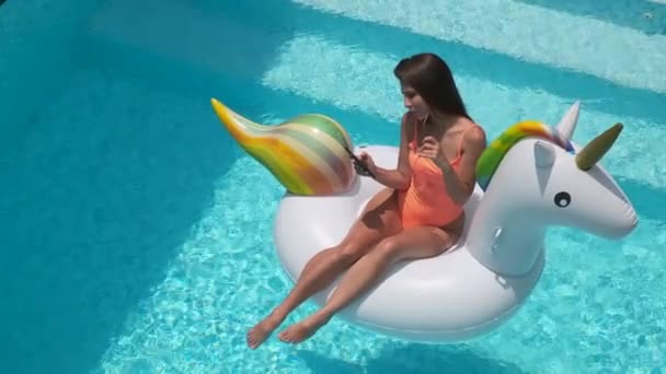 Розслабитися літній день у басейні, жінка плаває на гумовому кільці — стокове відео