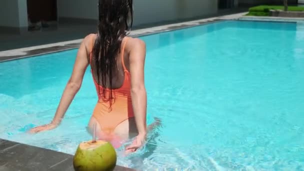Отдых в бассейне в жаркий день — стоковое видео