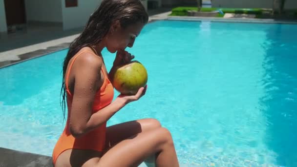 Refrescante con bebida y nadar en la piscina en el calor del verano — Vídeos de Stock