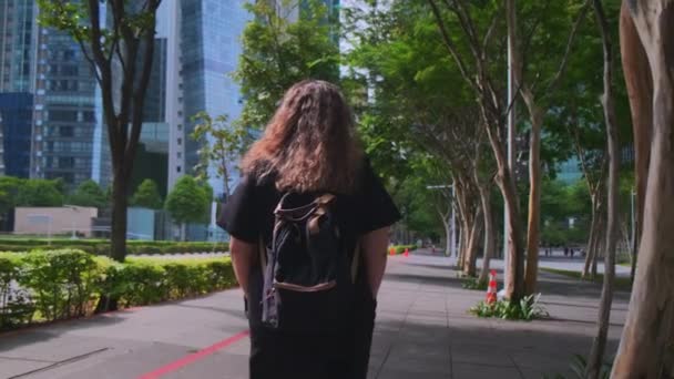 Singapur sokaklarında dolaşırken — Stok video