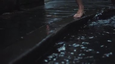 Taş göl kenarında yürüyen kadın ayakları