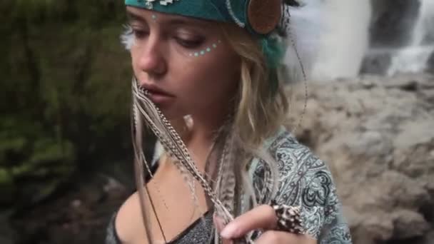 Außenporträt einer Frau im Stammesstil — Stockvideo
