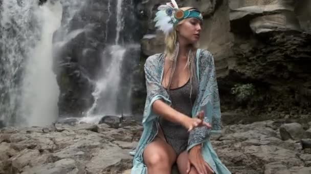 Mulher em harmonia com a natureza e a água — Vídeo de Stock