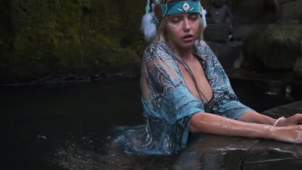 Mysteriöses junges Weibchen in exotischem Gewand badet im See eines Höhlenschreins — Stockvideo