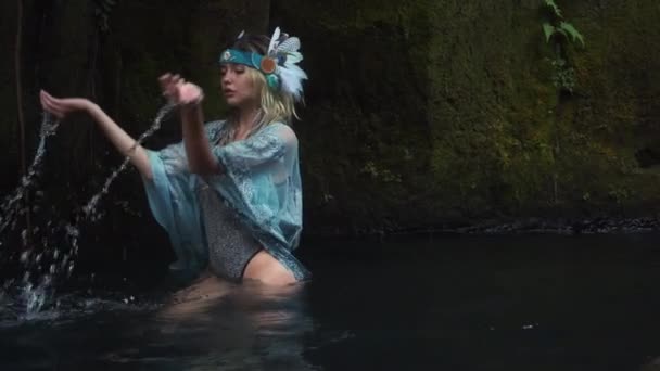 Mujer chamánica se está bañando en el bosque — Vídeo de stock
