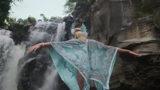 Waterval en etnische stijl vrouw in wild bos — Stockvideo