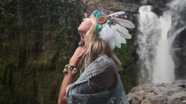 夢に満ちた滝の近くに立つ美しい若い女性 — ストック動画