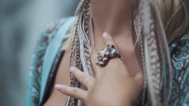 Detailní záběr na tvář a prsa sexy ženy v etnickém stylu — Stock video