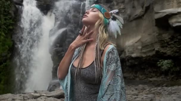 Şelalenin mitolojik ruhu, görüntüdeki kadın. — Stok video
