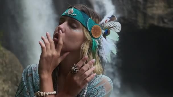 Молода жінка рухається в таємничому танці біля струмків водоспаду — стокове відео