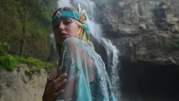 Kadın ormandaki şelaleli Hint şamanına benziyor. — Stok video