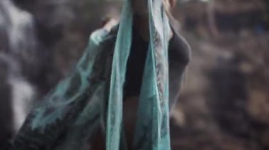 Açık havada kabile tarzı aksesuarları olan seksi kız.