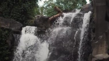 Kayalardan dökülen şelalenin muhteşem manzarası.