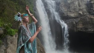 Bali adasındaki tropikal ormanda kadın model.