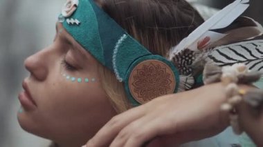 Kabile aksesuarlarıyla gizemli bir kadın.