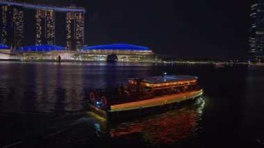 Singapur 'un gece güzelliğini görmek için su turu.
