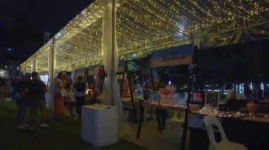 Singapur 'daki indirimli masadaki satıcıların ve müşterilerin gece görüşü