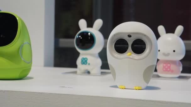 Dierenrobots bij de expositie — Stockvideo
