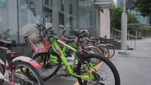 Estacionamento de bicicleta na rua de Singapura — Vídeo de Stock