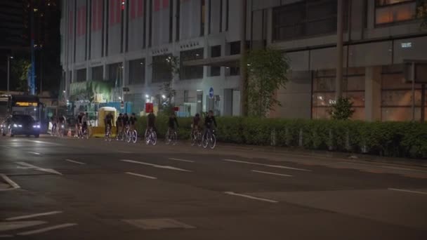 Singapur 'da otobüs ve bisiklet yolu olan şehir otoyolu, gece manzaralı. — Stok video
