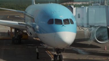 Jet of TUI Havayolları uçuş için hazırlanıyor.