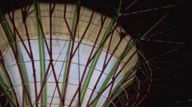 SINGAPORE - 8 Ocak 2020: Geceleri körfez kenarındaki bahçelerde gezinti, karanlıkta süperağaçlar