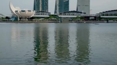 SINGAPORE - 10 Ocak 2020: Marina Körfezi Sands gündüz vakti deniz manzaralı Marina Körfezi 'ne bakan entegre tatil beldesi