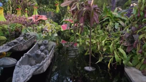 Binnenkant van Cloud Forest bij Garden by the Bay in Singapore — Stockvideo