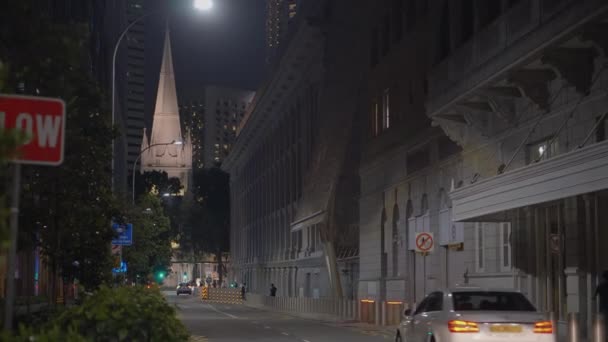 Éjszakai Szingapúr kilátás a közúti forgalom és a Szent András katedrális — Stock videók