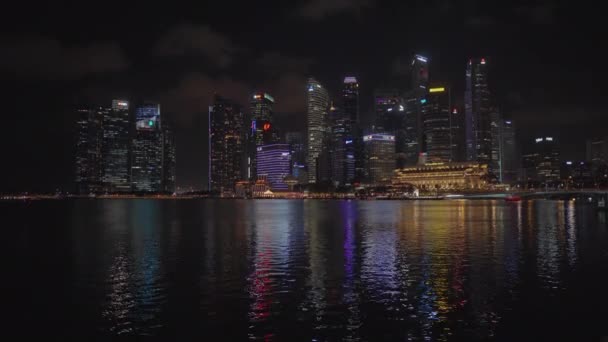 シンガポールの夜のライト。マリーナベイとビジネスセンターとのシーン — ストック動画