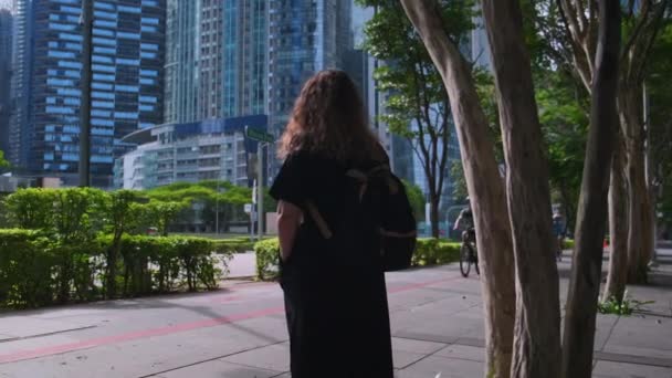 Пешеходы и велосипедисты на дорожке в Сингапуре — стоковое видео