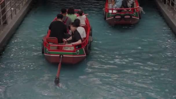 Boat ride at Shoppes in Marina Bay Sands, Singapore — Stock Video