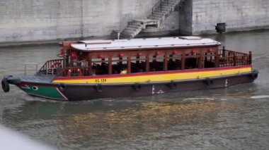 SINGAPORE - 10 Ocak 2020: Körfezdeki turistik tekne, Asya ülkesinde seyahat ve eğlence