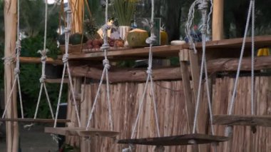 Salıncaklı boş tropikal sahil barı