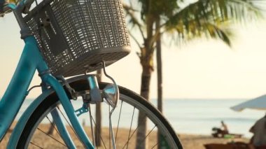 Tropikal plajda sepetli bisiklet.