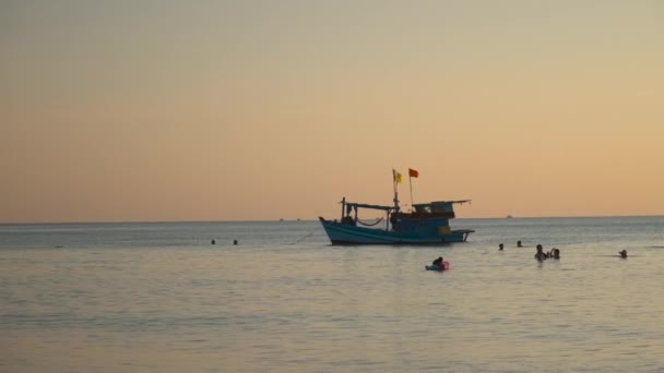 Небольшие рыбацкие лодки и люди в океане — стоковое видео