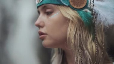 Egzotik başlıklı düşünceli genç bir sarışın yavaşça yüzüne dokunuyor.