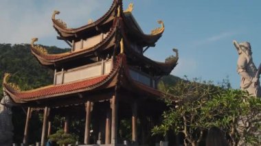 Ho Quoc Pagoda yeşil ağaçlara ve mavi gökyüzüne karşı