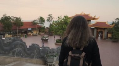 Eski Budist tapınağındaki geleneksel pagoda 'lı kadın.