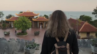 Turist kadın Vietnam 'daki Truc Lam Ho Quoc Zen Manastırını ziyaret ediyor.