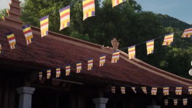 Ho Quoc Pagoda Dağ ve mavi gökyüzüne karşı