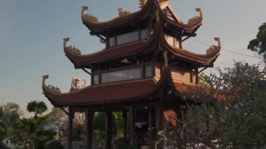 Phu Quoc 'taki Budist üç katlı pagoda.