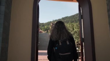 Vietnam 'a gidip, eski Budist tapınağını ziyaret edeceğim.