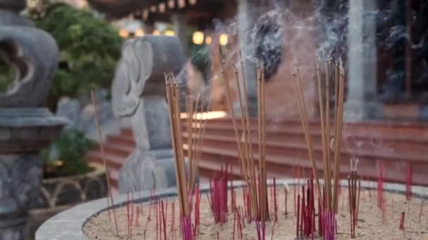 Roken aroma stokken in steen altaar van boeddhistische tempel in Ho Quoc Pagoda — Stockvideo
