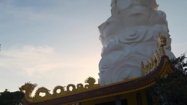 Boeddha sculptuur op de achtergrond van de avondhemel — Stockvideo